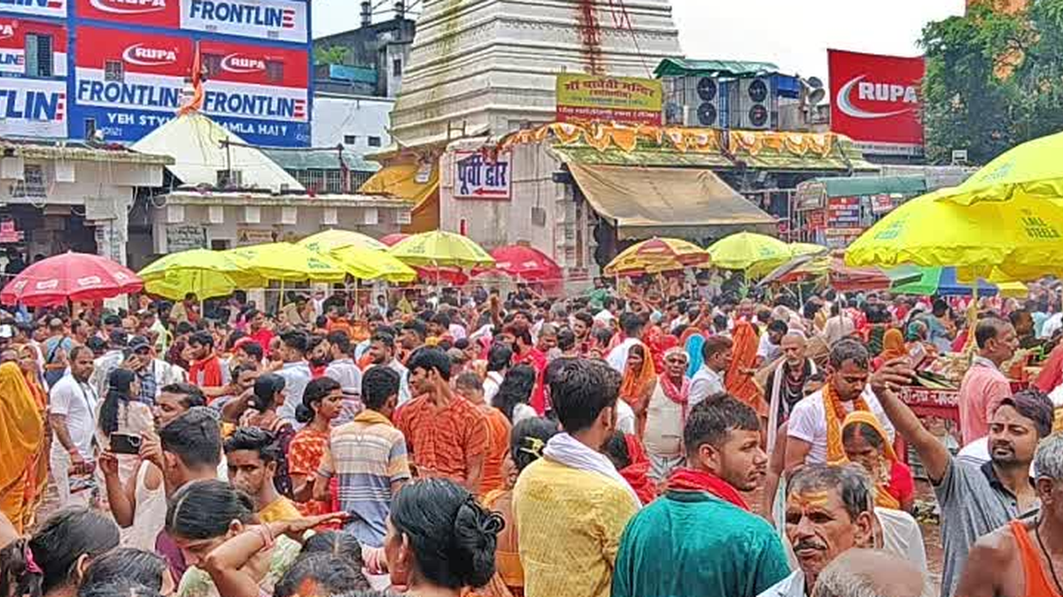 देवघर के बाबा बैद्यनाथ मंदिर में अढ़इया मेले के दौरान पहुंचे श्रद्धालु