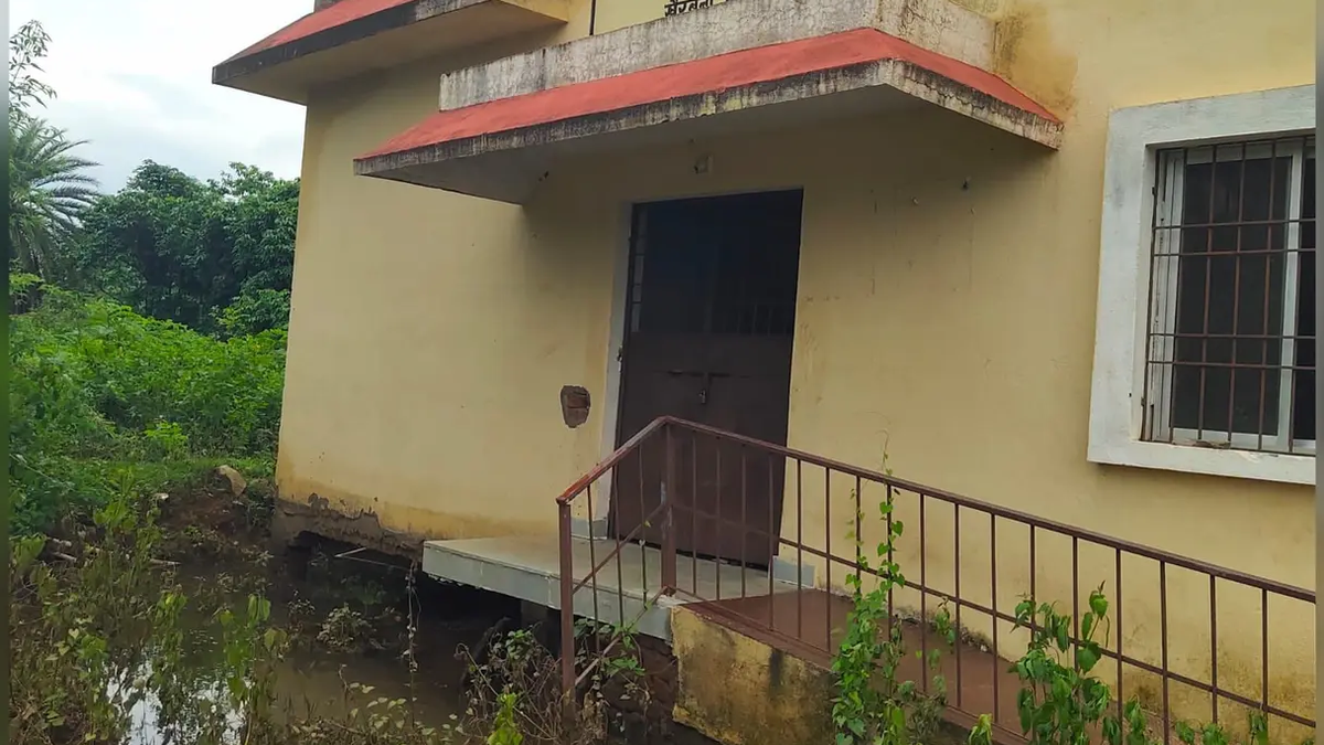 डुमरिया के खैरबनी स्थित आयुष्मान आरोग्य मंदिर का बाढ़ से प्रभावित भवन