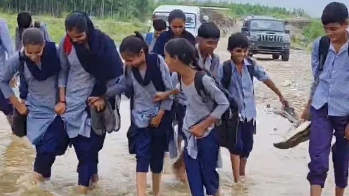 चतरा के कुंदा प्रखंड में बारिश के दौरान नदी पार कर स्कूल जाते बच्चे