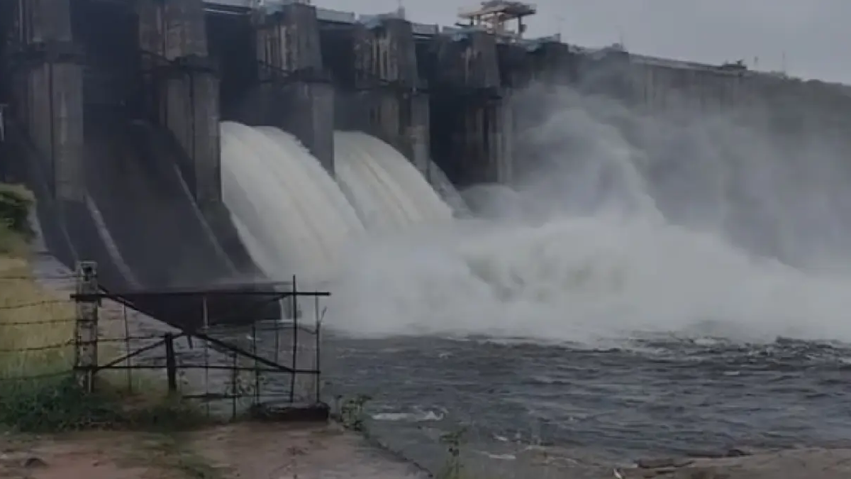 बढ़े जलस्तर के बाद खोले गए गेतलसूद डैम के रेडियल गेट