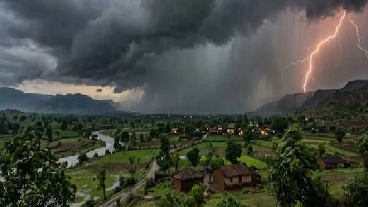 रांची में बारिश के दौरान भीगी सड़क और बादलों से घिरा आसमान