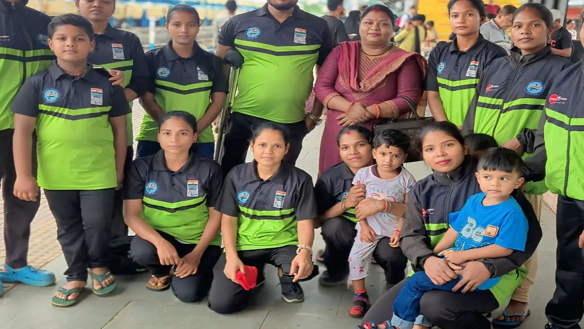 रांची से तमिलनाडु के इरोड रवाना होने से पहले झारखंड महिला पारा सिटिंग वॉलीबॉल टीम की खिलाड़ी