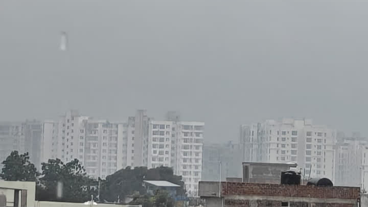 रांची में बादलों और बारिश के बीच सड़क का दृश्य