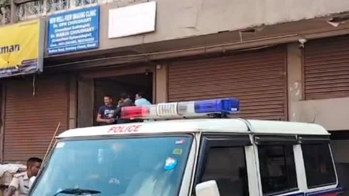 रांची के अपर बाजार में चोरी के बाद सिगरेट एजेंसी की जांच करती पुलिस