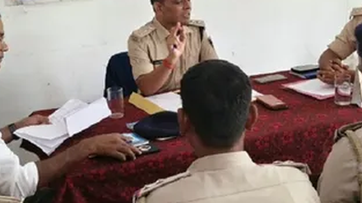 बालीडीह थाना परिसर में मासिक अपराध समीक्षा बैठक करते पुलिस पदाधिकारी
