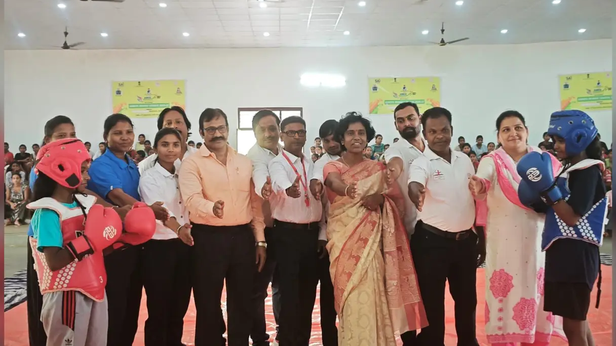 बरहरवा में आयोजित बालिका वुशु लीग में उपस्थित खिलाड़ी और अतिथि