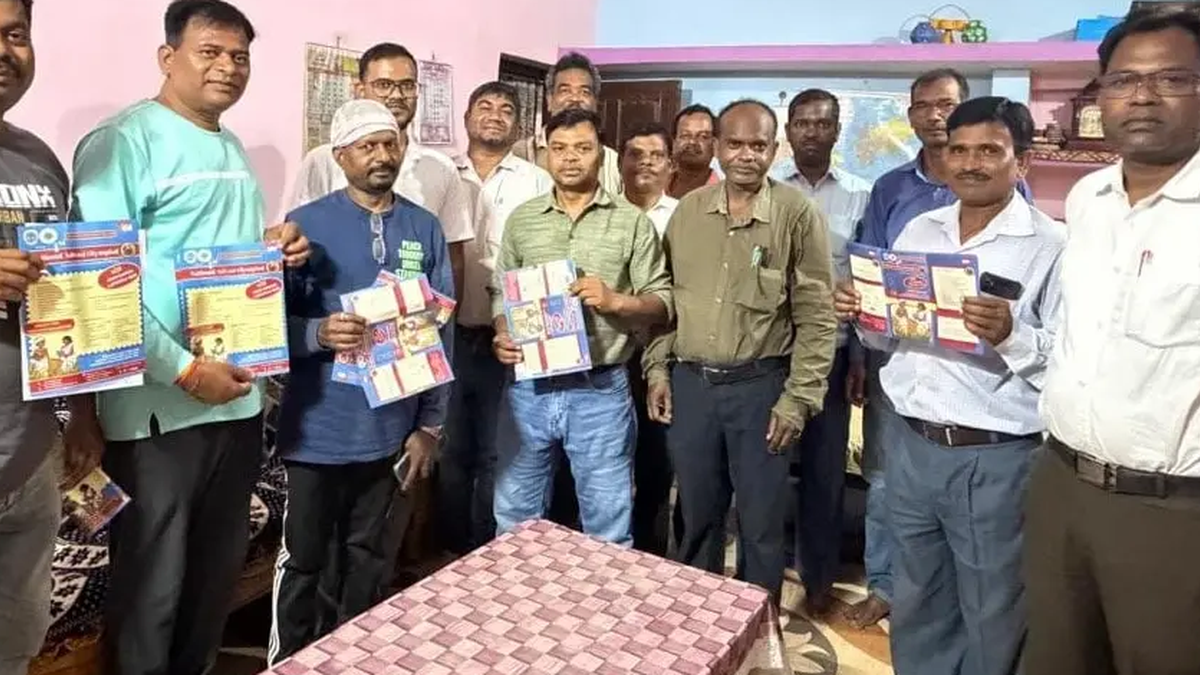 लोहरदगा में राष्ट्रीय आदिवासी ओलंपियाड पर चर्चा करते शिक्षक मंडली के सदस्य