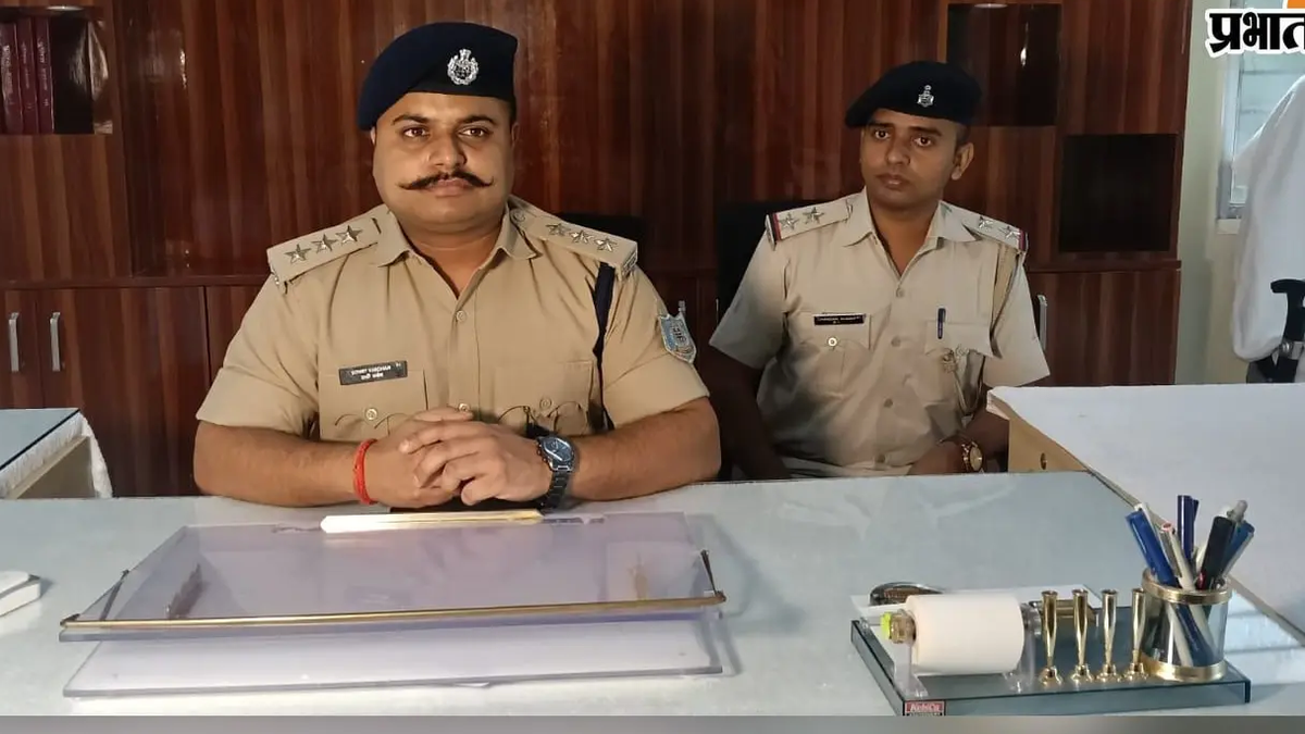 चतरा के लावालौंग में डोडा बरामदगी की जानकारी देते पुलिस अधिकारी