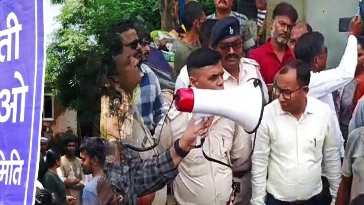 रांची के एचईसी क्षेत्र में अतिक्रमण हटाने की कार्रवाई के दौरान मौजूद प्रशासनिक अमला