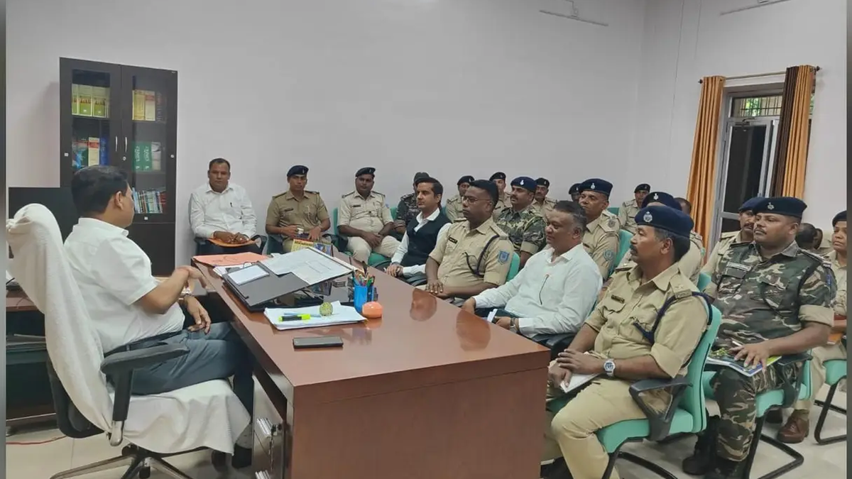 दुमका में राष्ट्रीय लोक अदालत की तैयारी को लेकर बैठक करते अधिकारी