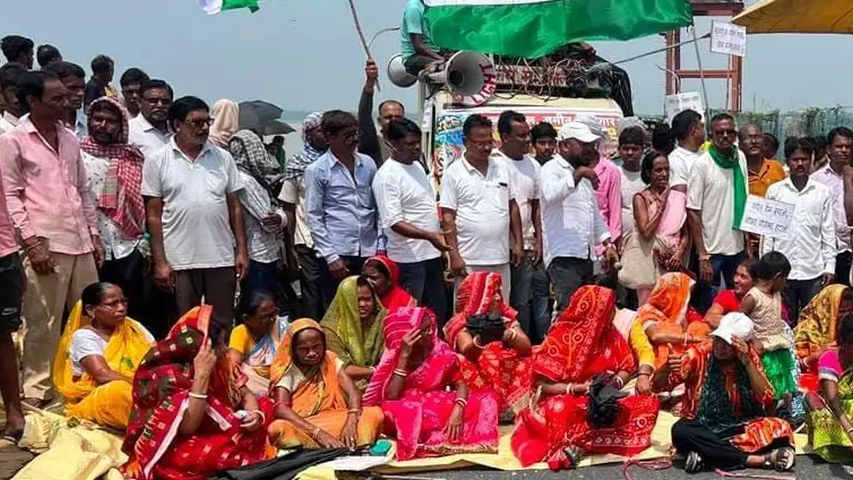 पंचेत डैम पर प्रस्तावित सोलर पावर प्लांट के विरोध में प्रदर्शन करते विस्थापित