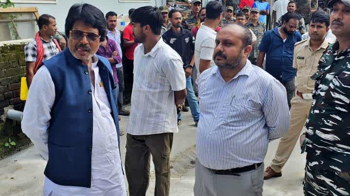 हजारीबाग के कैंटोनमेंट मौजा में अतिक्रमण हटाने की प्रशासनिक कार्रवाई
