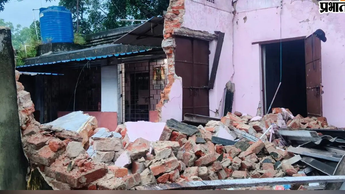 गिरिडीह के लंकास्टर अस्पताल परिसर में भू-धंसान से क्षतिग्रस्त भवन