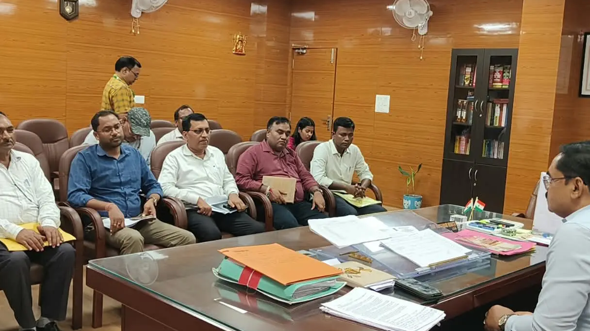 गुमला में विकास और निर्माण योजनाओं की समीक्षा बैठक करते उपायुक्त व अधिकारी