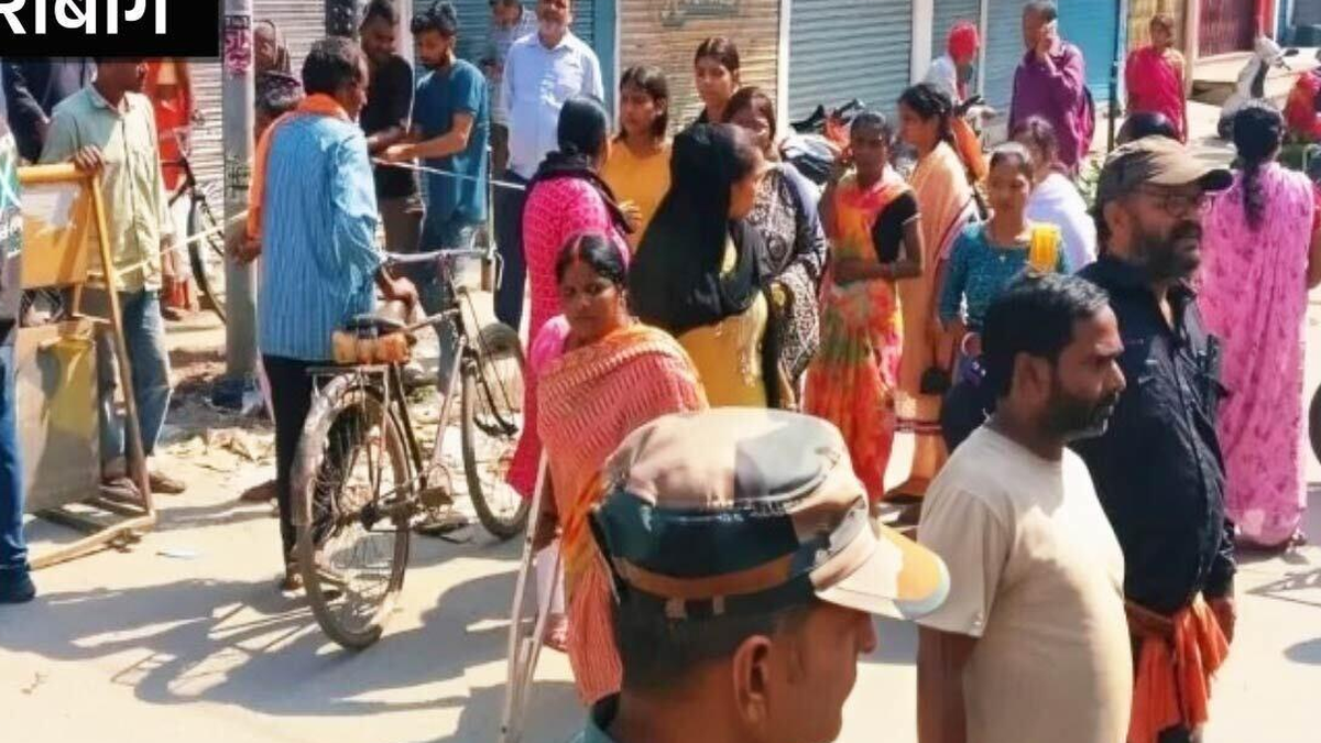 हजारीबाग सदर अस्पताल में महिला की मौत के बाद विरोध प्रदर्शन का दृश्य
