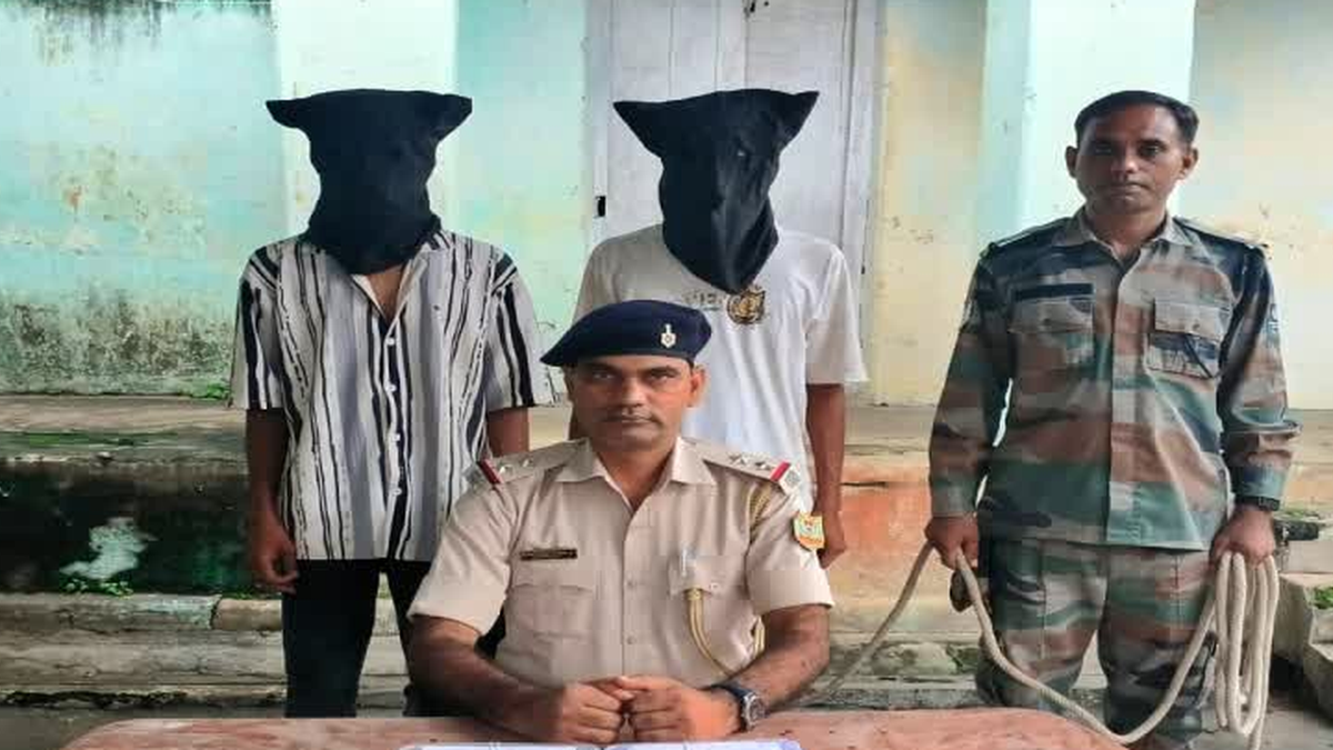 देवघर में साइबर ठगी के आरोप में दो लोगों की गिरफ्तारी से जुड़ी खबर