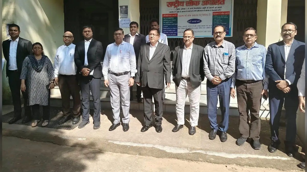 लातेहार व्यवहार न्यायालय परिसर में आयोजित राष्ट्रीय लोक अदालत में उपस्थित न्यायिक पदाधिकारी