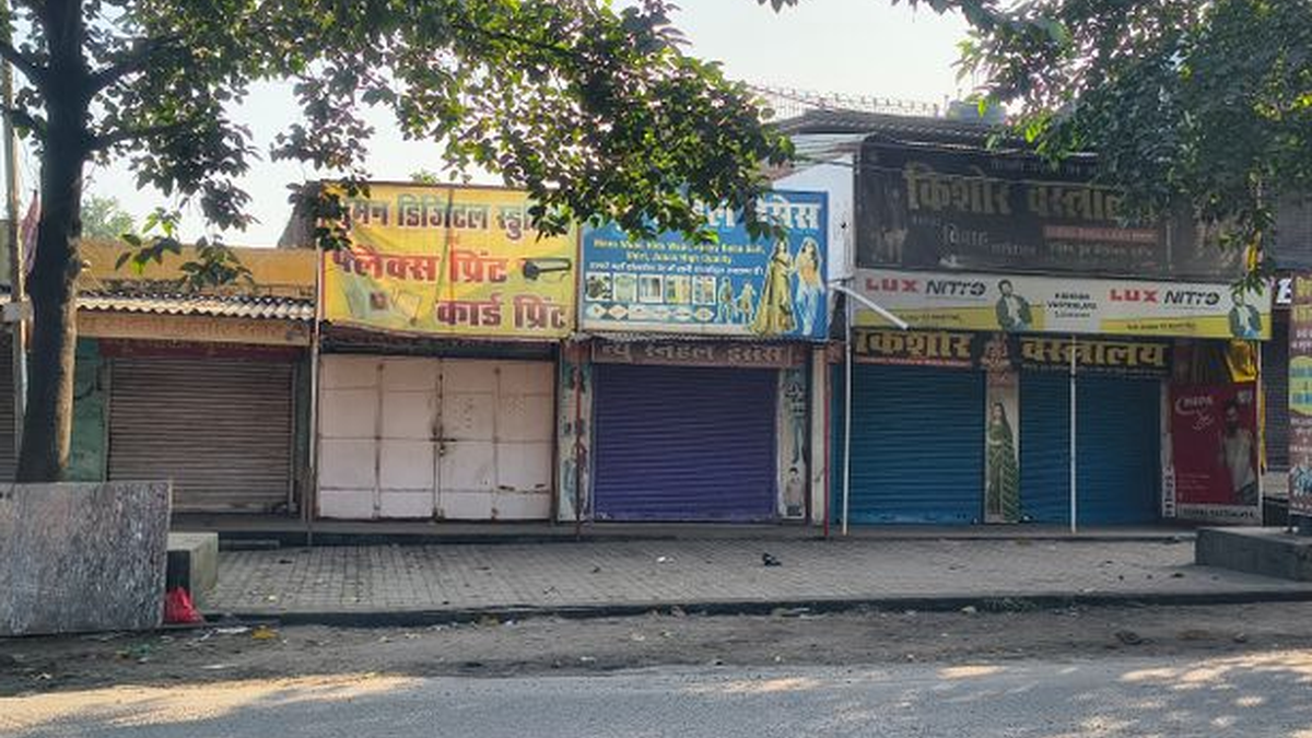 बालूमाथ बाजार में धूल और जाम की समस्या के विरोध में बंद दुकानें