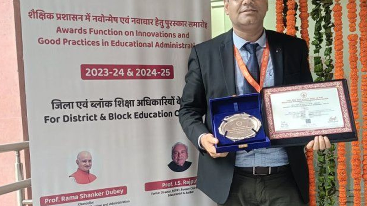 रांची के सरकारी स्कूलों में उपस्थिति बढ़ाने के अभियान के लिए सम्मानित डीएसई बादल राज