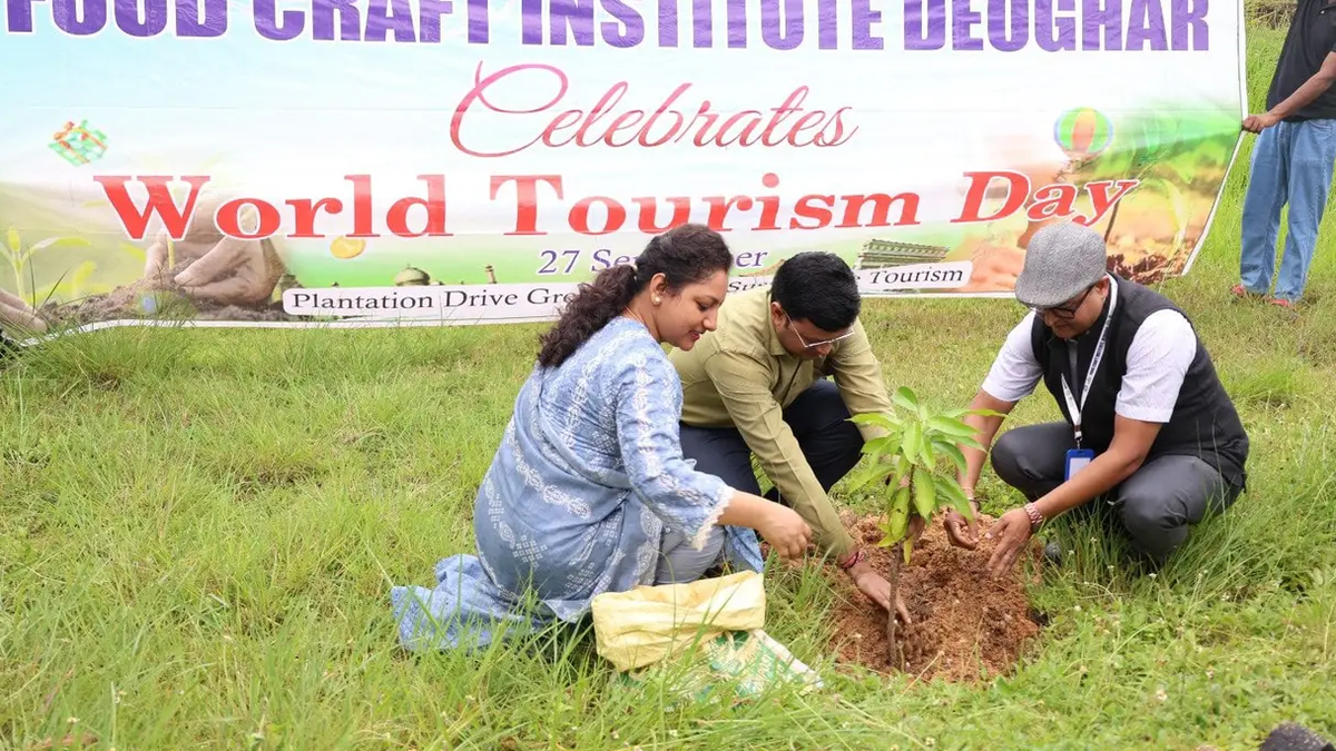 देवघर के फूड क्राफ्ट इंस्टीट्यूट में विश्व पर्यटन दिवस कार्यक्रम में भाग लेते विद्यार्थी और शिक्षक