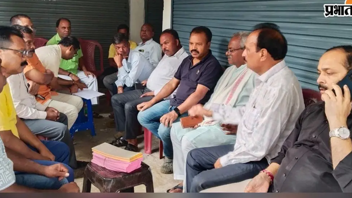 घाघरा में विकास मैराथन और साइकिल रेस की तैयारी पर बैठक करते आयोजन से जुड़े लोग
