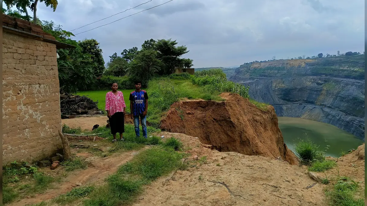पिपरवार के ठेठांगी गांव में अशोक परियोजना की खदान के बेहद करीब स्थित कच्चा मकान