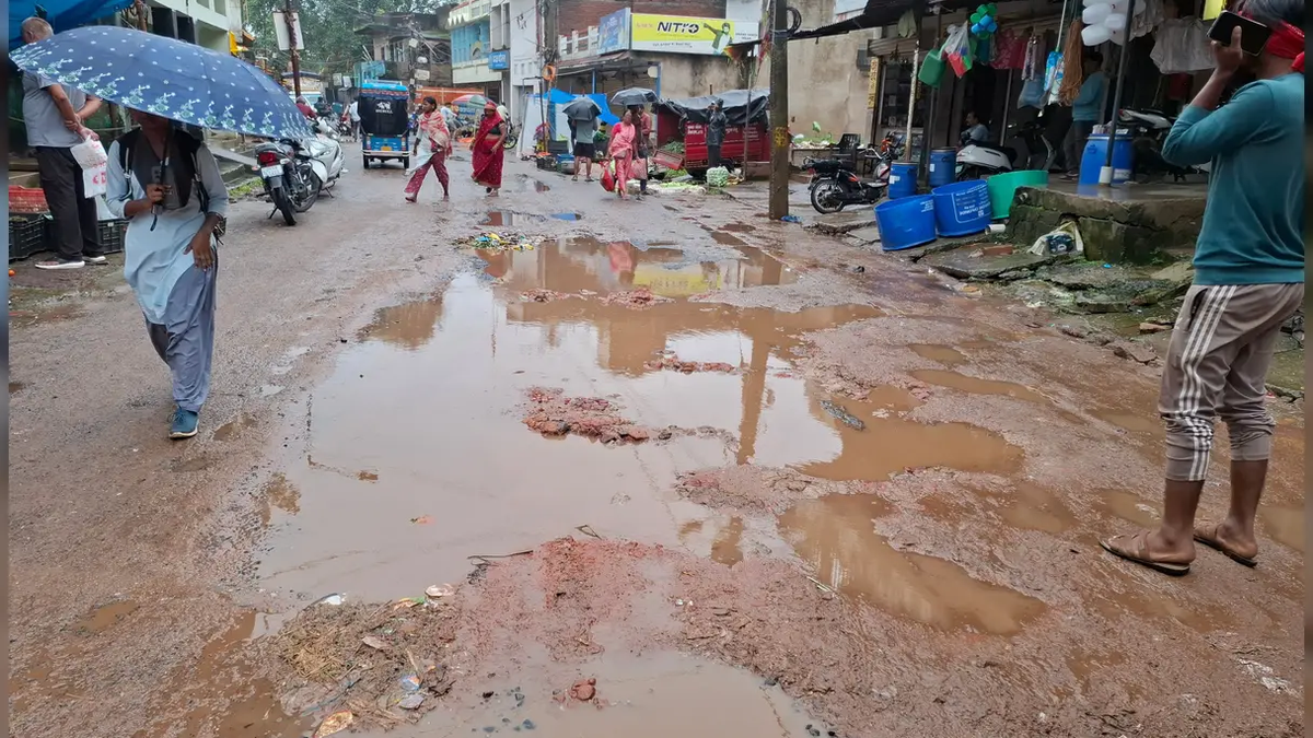 लोहरदगा शहर की क्षतिग्रस्त और गड्ढों वाली सड़क