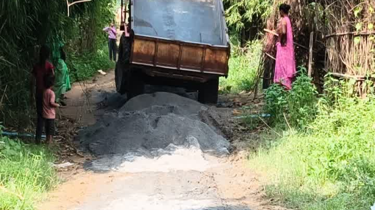 पाटन के किसैनी गांव में जर्जर सड़क की मरम्मत करते कर्मचारी