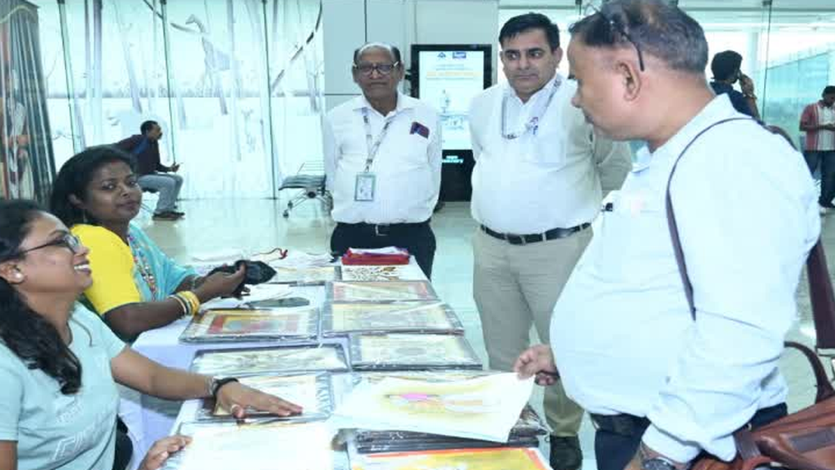 विश्व पर्यटन दिवस पर रांची के बिरसा मुंडा एयरपोर्ट में आयोजित सांस्कृतिक कार्यक्रम