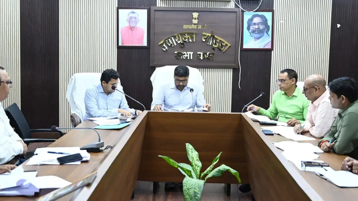 गोड्डा समाहरणालय में स्वास्थ्य अवसंरचना योजनाओं की समीक्षा बैठक