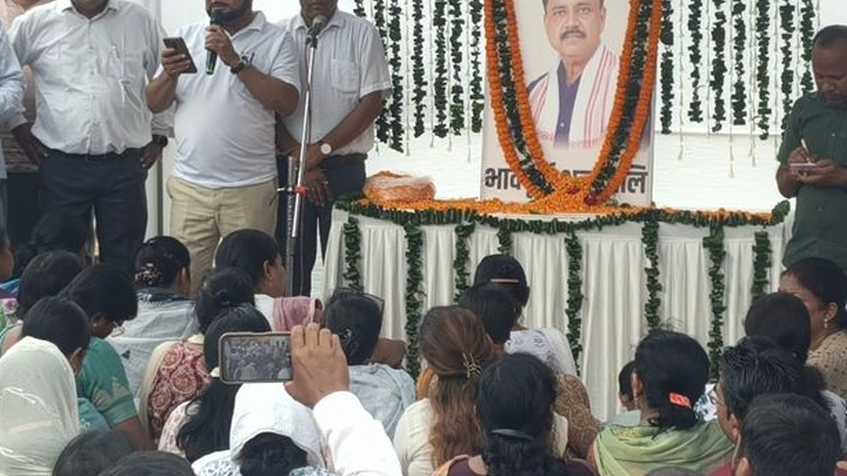 गिरिडीह के टॉवर चौक पर श्रद्धांजलि सभा में शामिल शिक्षक और कर्मचारी