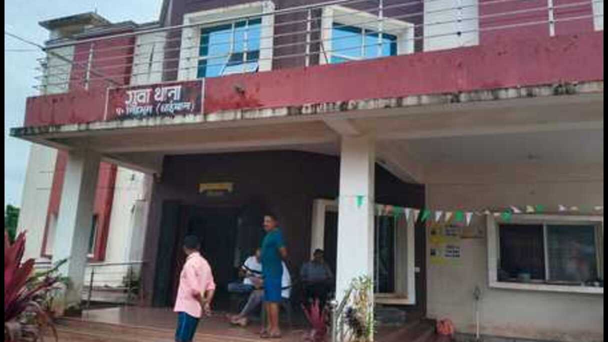 गुवा के बैंक मोड़ स्थित झा स्टोर चोरी मामले की जांच करती पुलिस