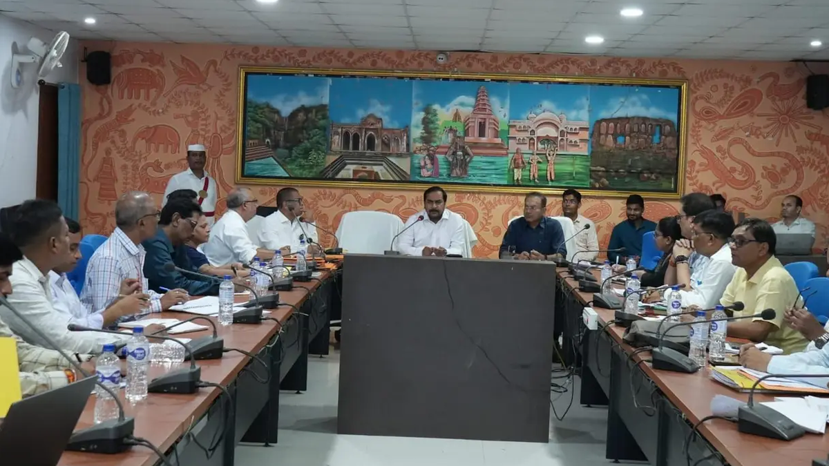 साहिबगंज में स्वास्थ्य योजनाओं की समीक्षा बैठक करते उपायुक्त और अधिकारी