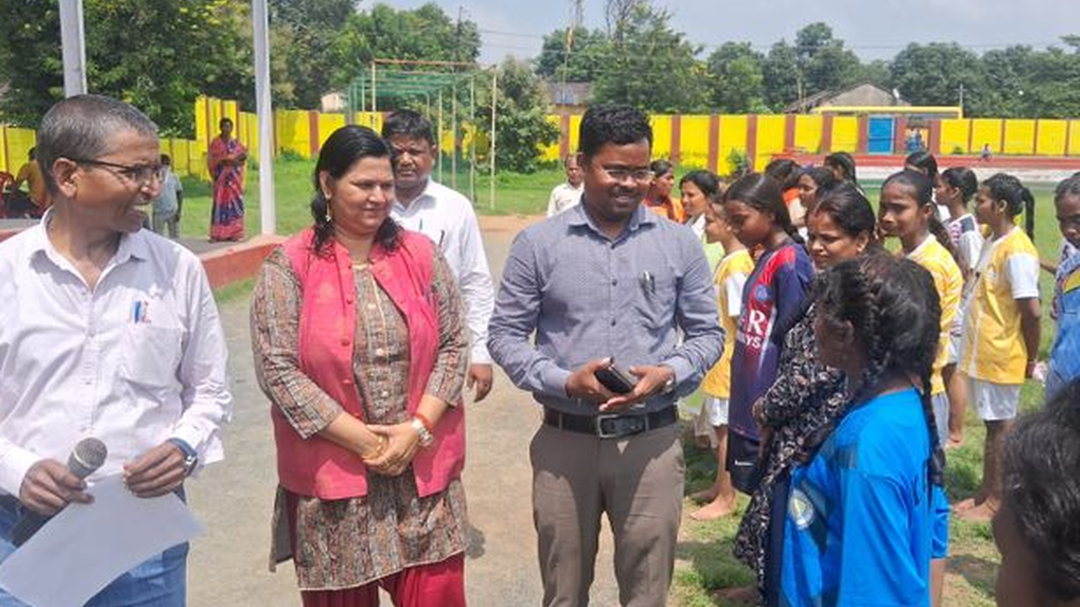 चंद्रपुरा फुटबॉल ग्राउंड में आयोजित प्रखंड स्तरीय खेलो झारखंड प्रतियोगिता के प्रतिभागी