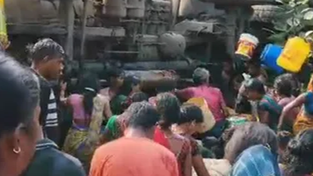 कोडरमा घाटी में काली मंडा के पास पलटा पाम ऑयल टैंकर