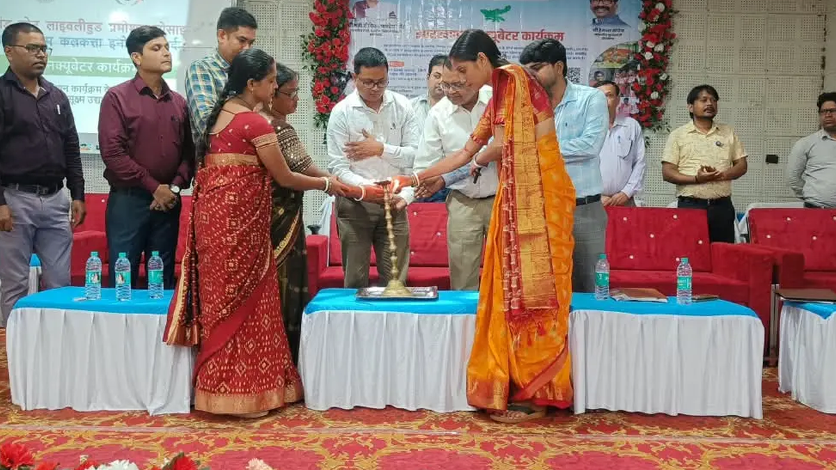 जामताड़ा में झारखंड इनक्यूबेटर आउटरीच कार्यक्रम में उपस्थित महिला उद्यमी और अतिथि