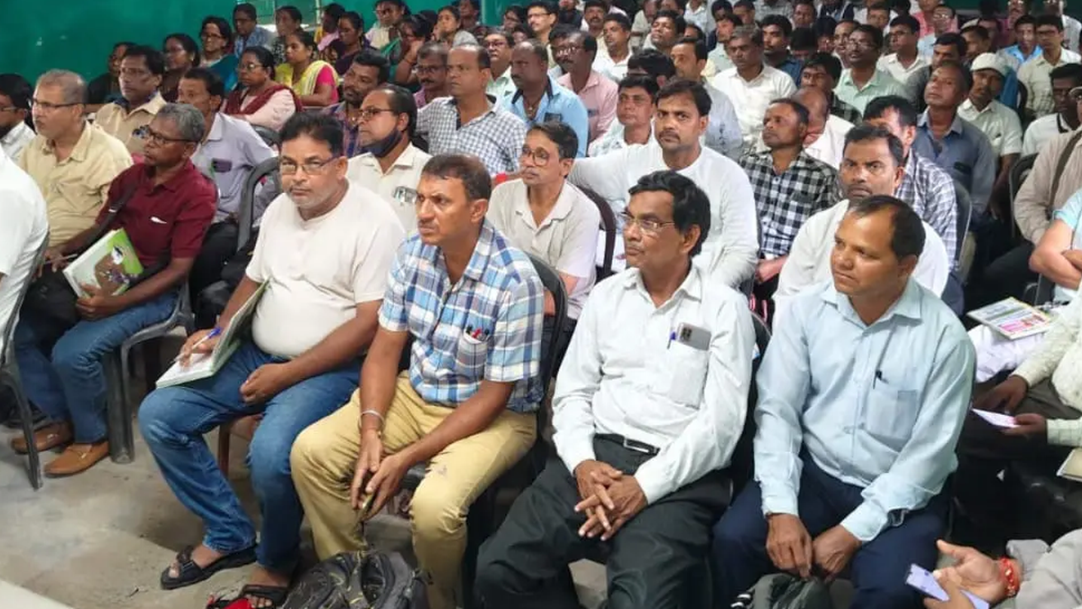 महेशपुर बीआरसी सभागार में गुरु गोष्ठी के दौरान उपस्थित शिक्षक
