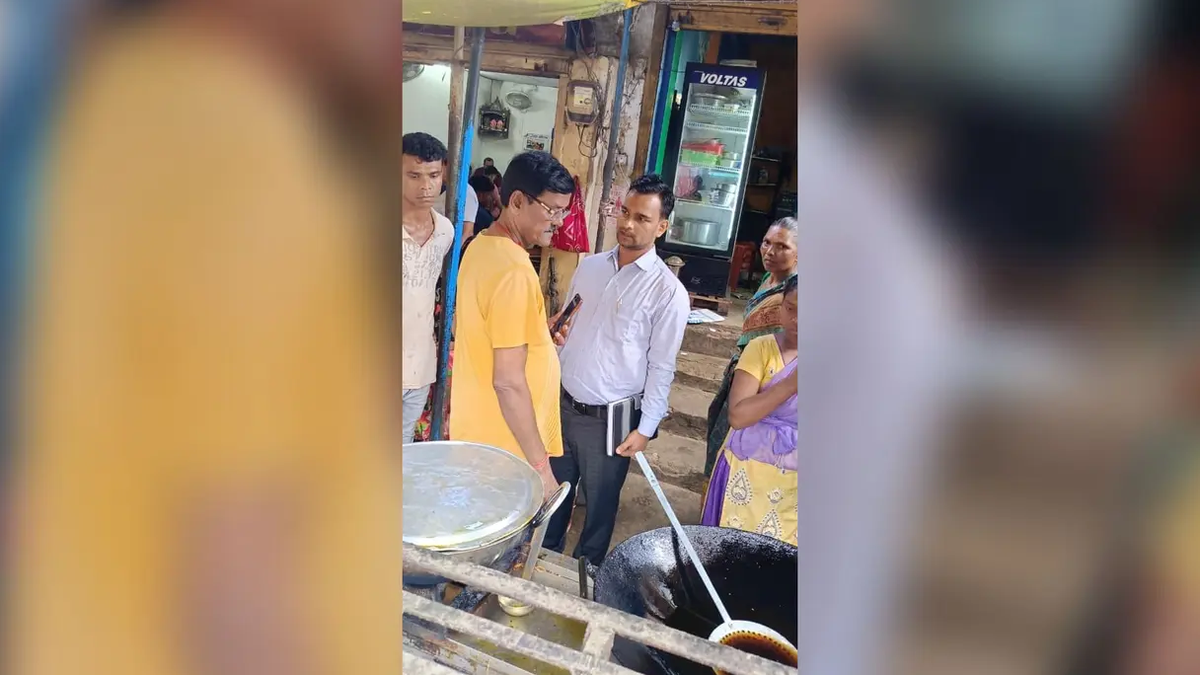 सिमडेगा में खाद्य प्रतिष्ठान की जांच करते खाद्य सुरक्षा विभाग के अधिकारी
