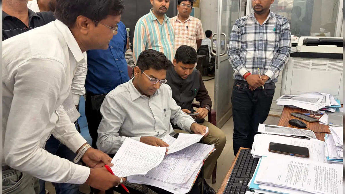 दुमका जिला निर्वाचन कार्यालय में सत्यापन कार्य का निरीक्षण करते उपायुक्त अभिजीत सिन्हा