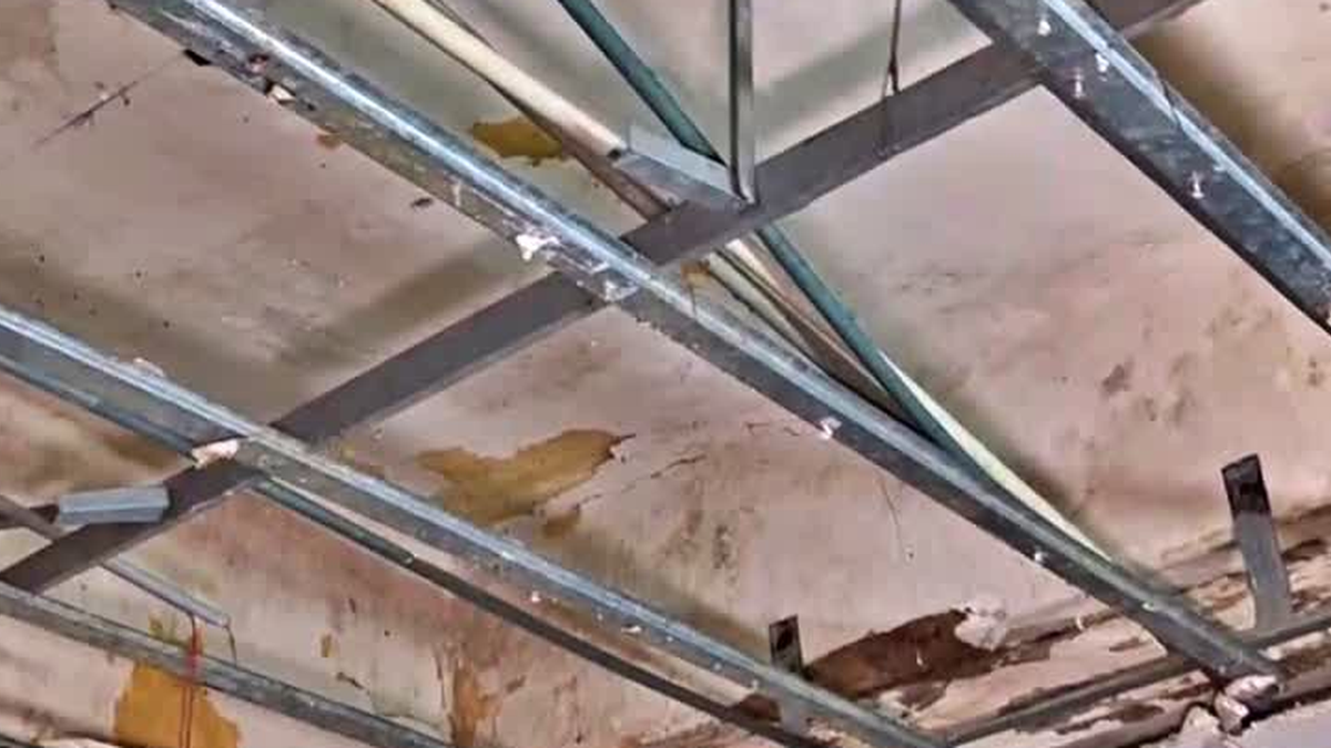 रांची के कचहरी चौक स्थित रजिस्ट्री कार्यालय में गिरी सीलिंग और तिरपाल से ढके कागजात
