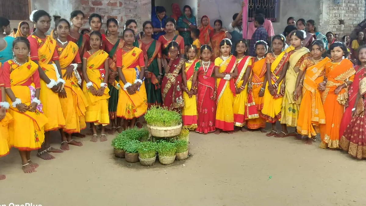 चतरा जिले में करमा पूजा के दौरान अखरे में मौजूद व्रती महिलाएं और युवतियां