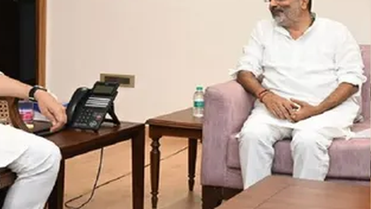 रेल मंत्री अश्विनी वैष्णव से मुलाकात करते गोड्डा के सांसद निशिकांत दुबे