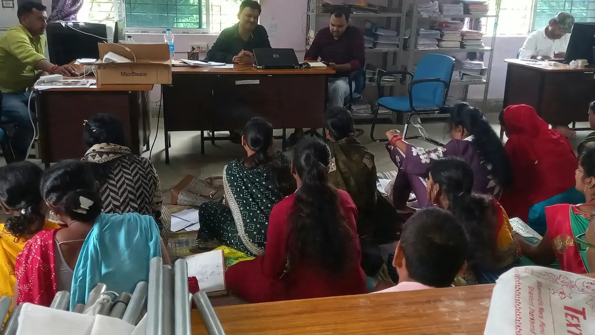 सारठ के जेएसएलपीएस कार्यालय में ई-केवाईसी की समीक्षा बैठक करते अधिकारी और सखी मंडल की दीदियां