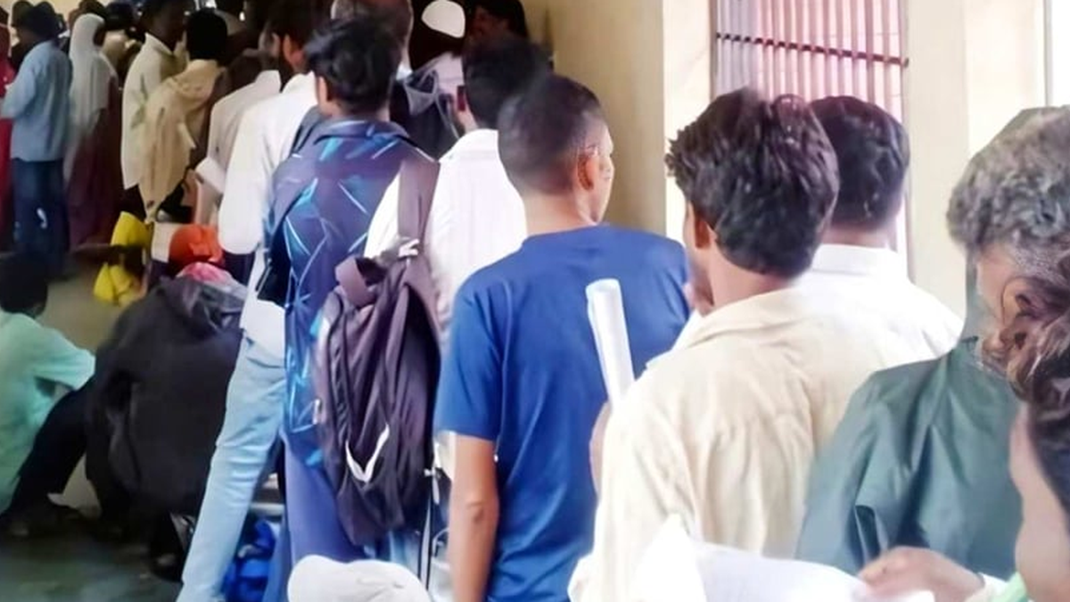 कांके प्रखंड कार्यालय में दस्तावेज संबंधी काम के लिए पहुंचे ग्रामीण