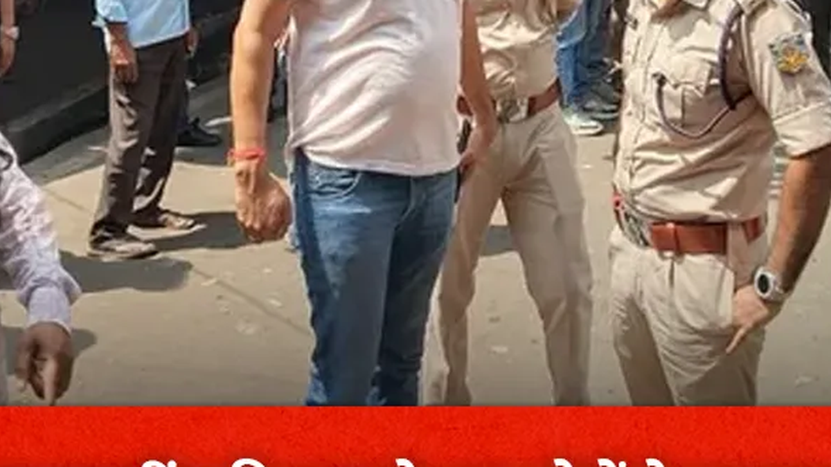 धनबाद के वासेपुर स्थित भूली मोड़ पर गोलीबारी के बाद जांच करती पुलिस