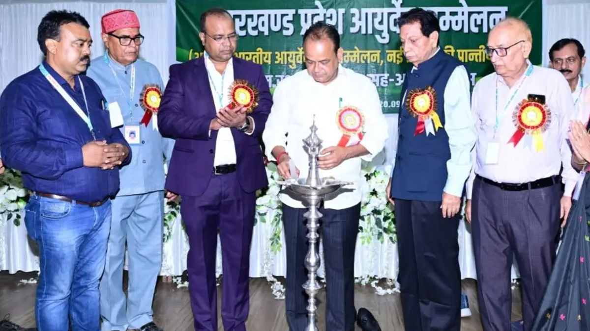 रांची में प्रस्तावित आयुष अस्पताल पर प्रदेश आयुर्वेद सम्मेलन में जानकारी देते स्वास्थ्य मंत्री