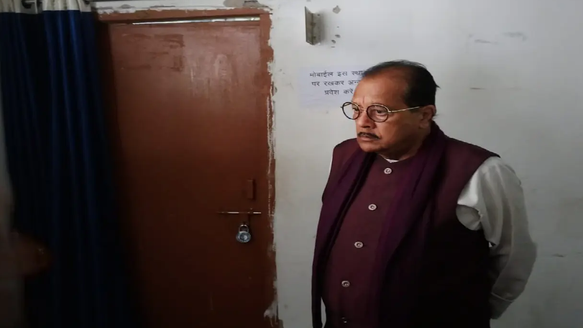 नावाबाजार प्रखंड सह अंचल कार्यालय के बंद गेट के पास निरीक्षण के लिए पहुंचे वित्त मंत्री