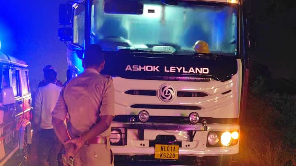 रांची के एनएच और रिंग रोड पर खड़े वाहनों की जांच करती पुलिस
