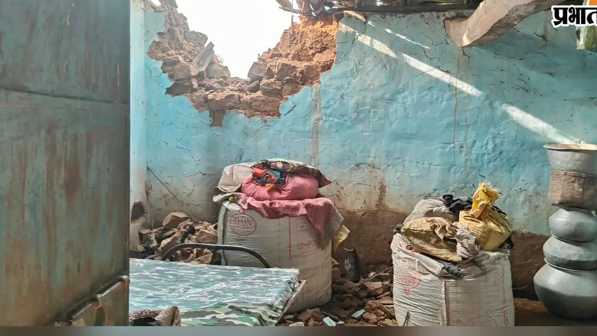 सिमडेगा के बोलबा में जंगली हाथी के हमले से क्षतिग्रस्त घर