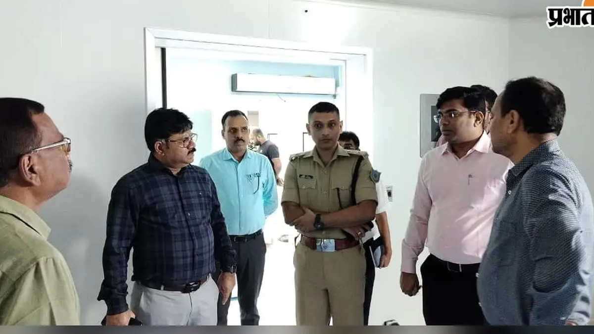 लातेहार सदर अस्पताल का निरीक्षण करते उपायुक्त और अन्य अधिकारी